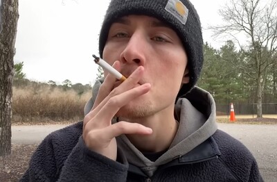 Лечение зависимости от табакокурения в Новом Осколе Мужчина с сигаретой делает затяжку