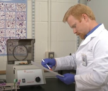 Клиника лечения наркозависимости в Новом Осколе Врач в кабинете клиники